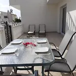 Luxury Cozy Near Nissi Apartman